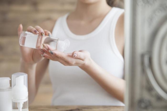 ステップ3:少しずつたっぷりと、化粧水で潤いを満たす