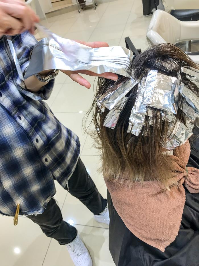 まずは立体感を出すためにソフトブリーチでハイライトを入れていきます！