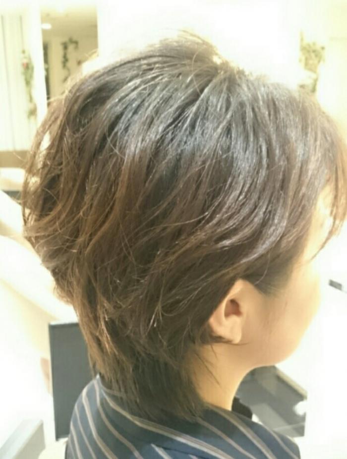 耳にかけるだけでイメージが変わる