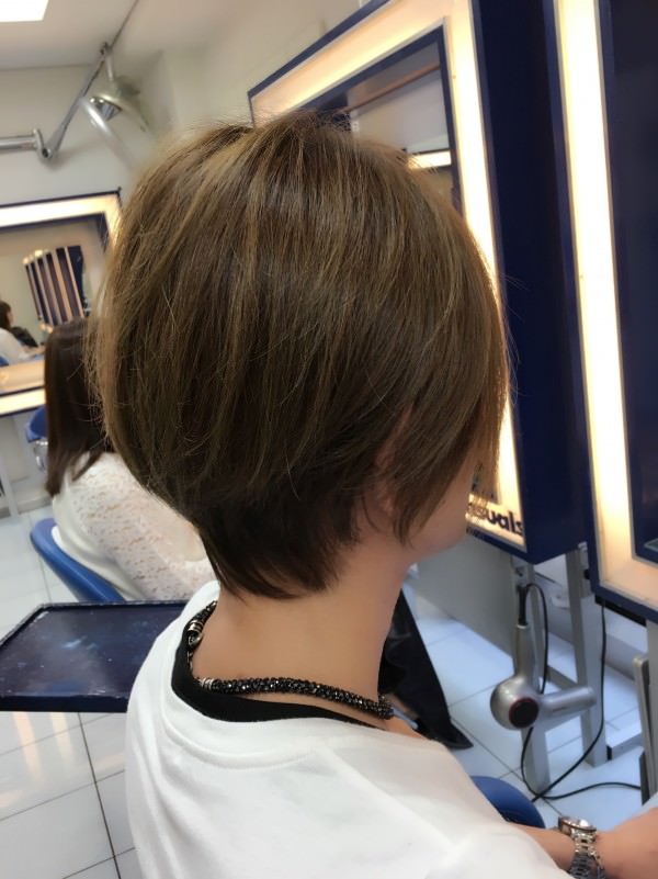 後頭部の丸みを出したショートヘア