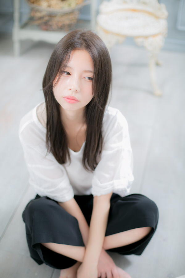 センターパートの切りっぱなしストレート｜サブ写真②