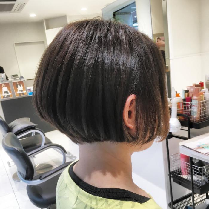 顔まわりににハイライトを入れたグラデーションボブ