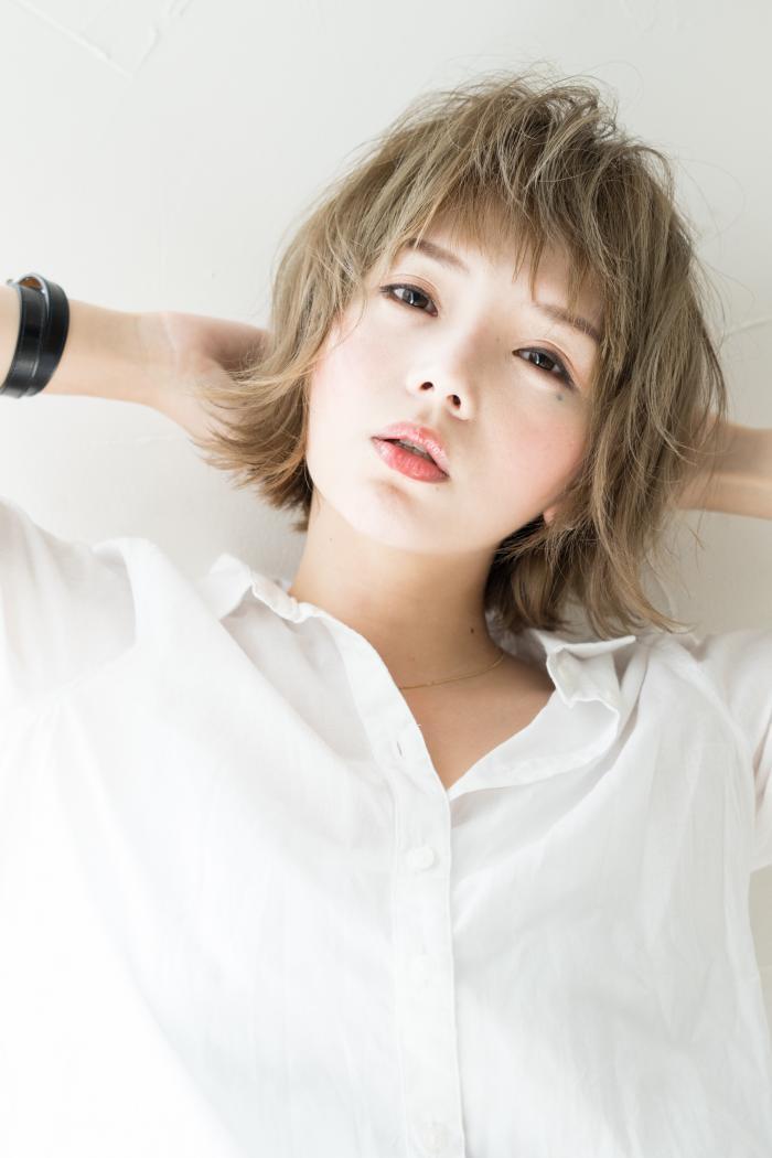 ひし形シルエットの外ハネショートボブ
