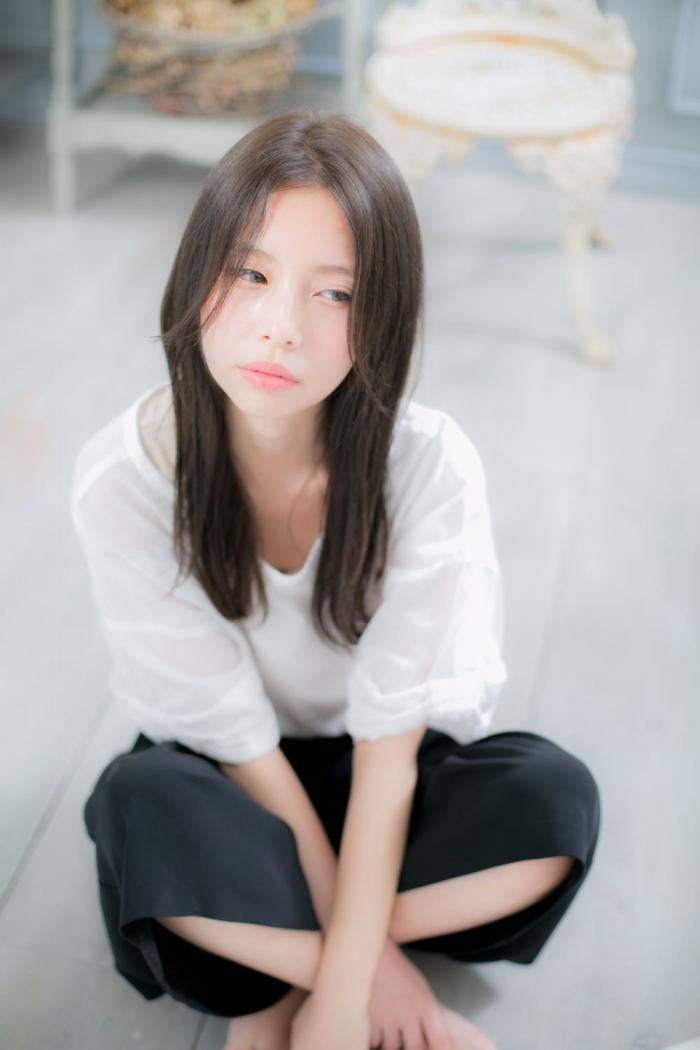 センターパートの切りっぱなしストレート｜サブ写真②