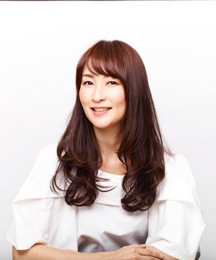 大人カジュアルのグロスカラー