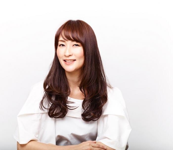 大人カジュアルのグロスカラー