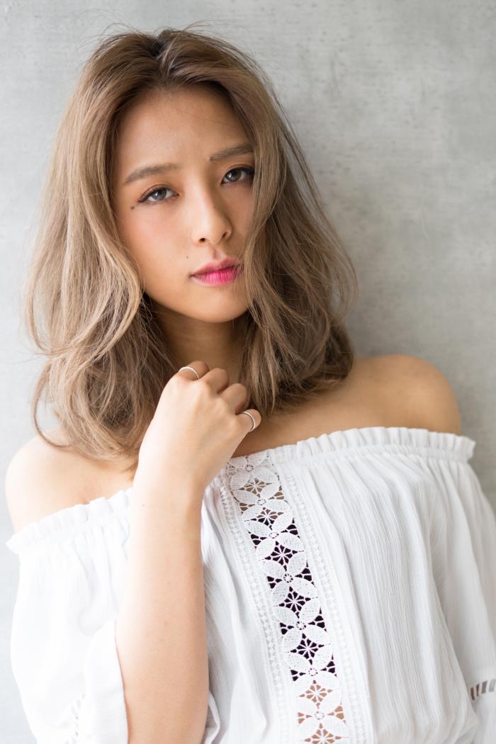 外国人風グレージュハイライトフェミニンセンターパート