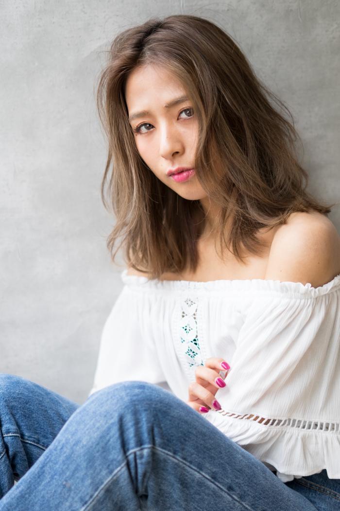 外国人風グレージュハイライトフェミニンセンターパート｜サブ写真②