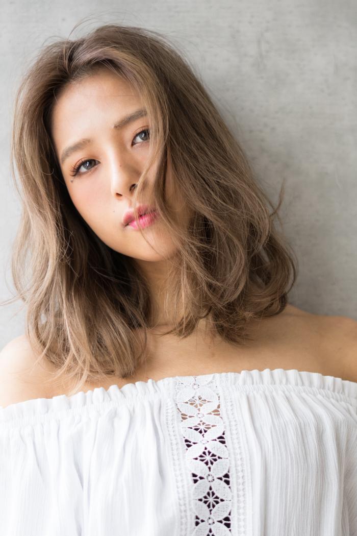 外国人風グレージュハイライトフェミニンセンターパート｜サブ写真③