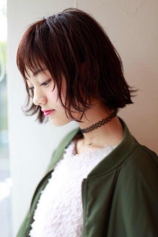 シースルーバングの切りっぱなしボブ