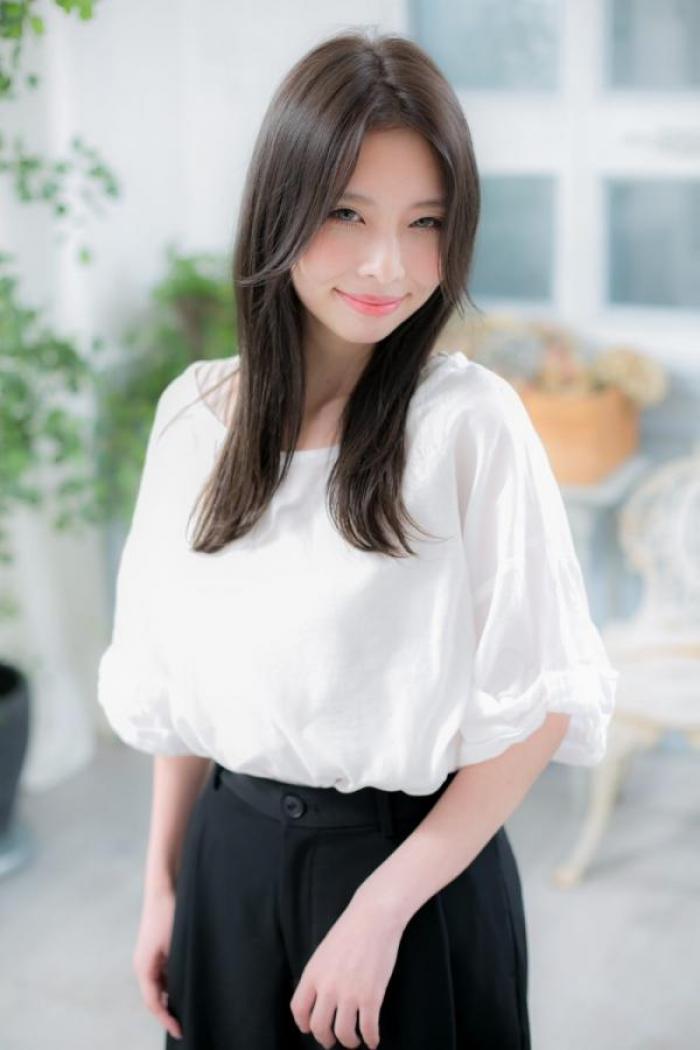 センターパートの切りっぱなしストレート