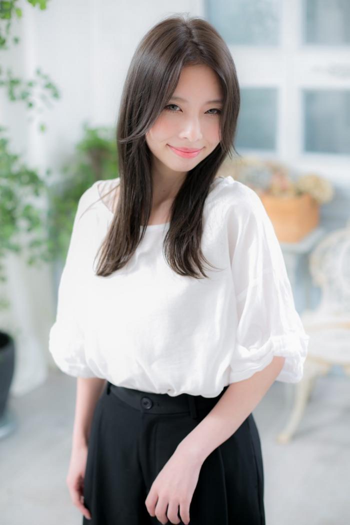 センターパートの切りっぱなしストレート