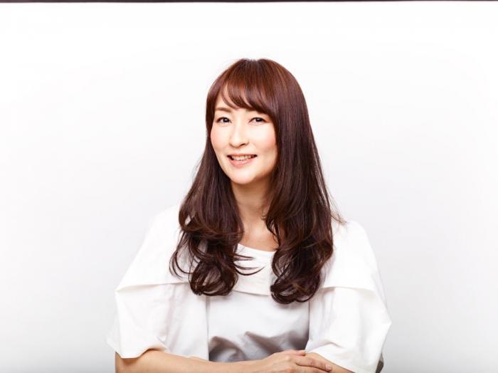 大人カジュアルのグロスカラー