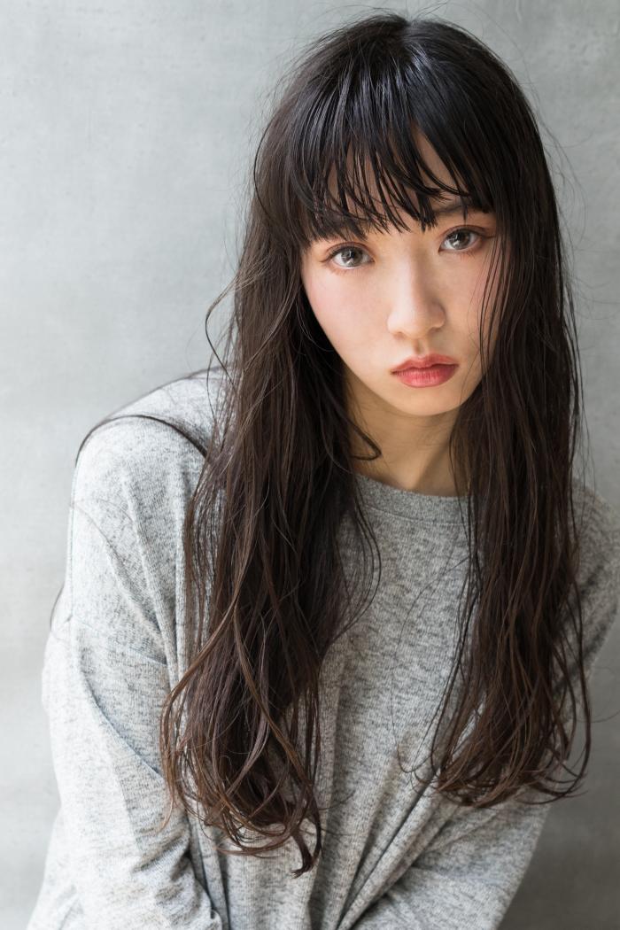 こなれ感のあるくせ毛風黒髪ロング