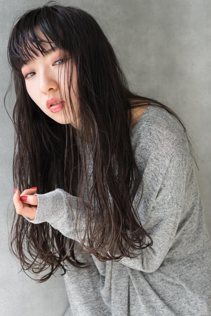 こなれ感のあるくせ毛風黒髪ロング｜サブ写真②