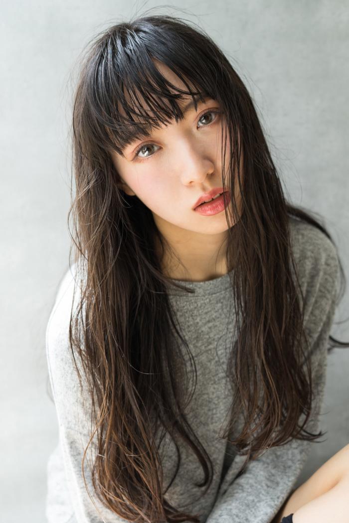 こなれ感のあるくせ毛風黒髪ロング｜サブ写真③