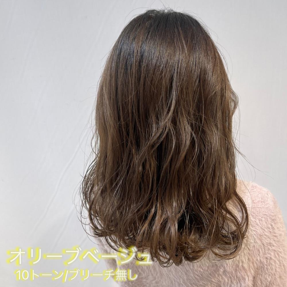 オリーブベージュ