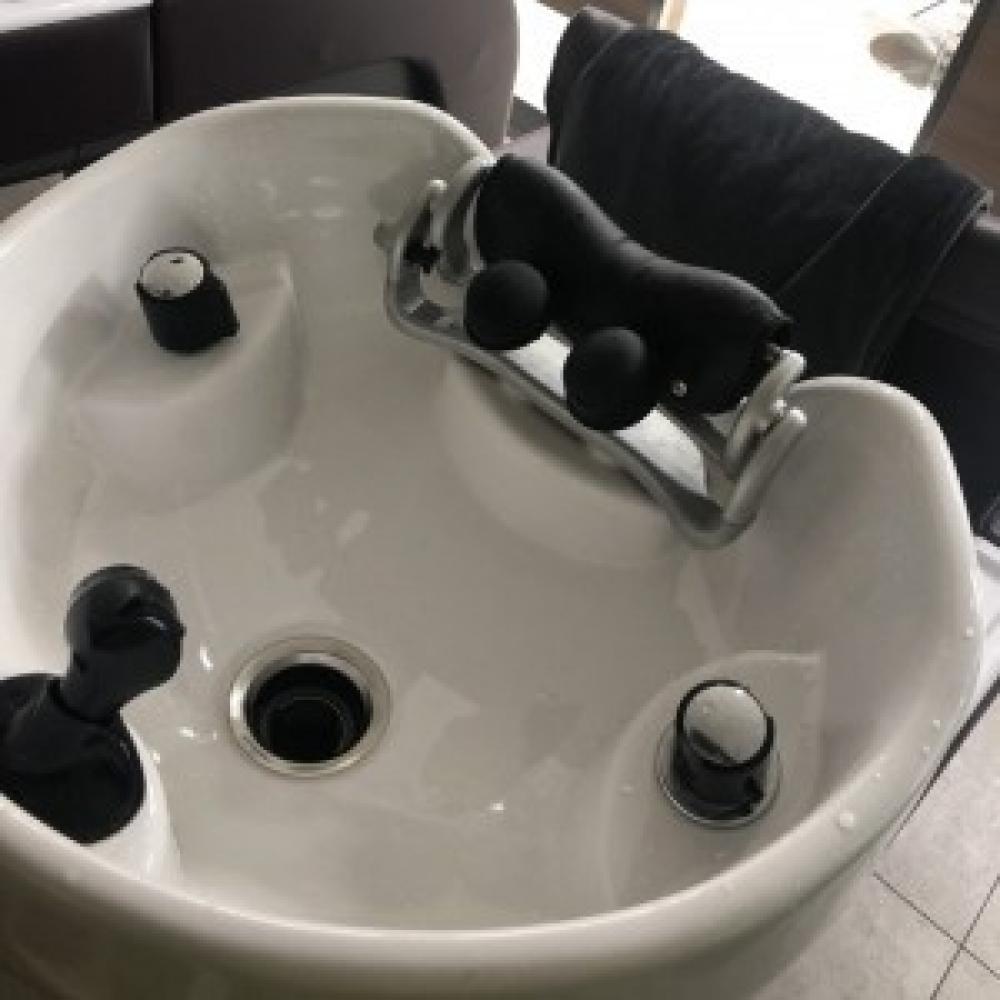 熱すぎるお湯で流している