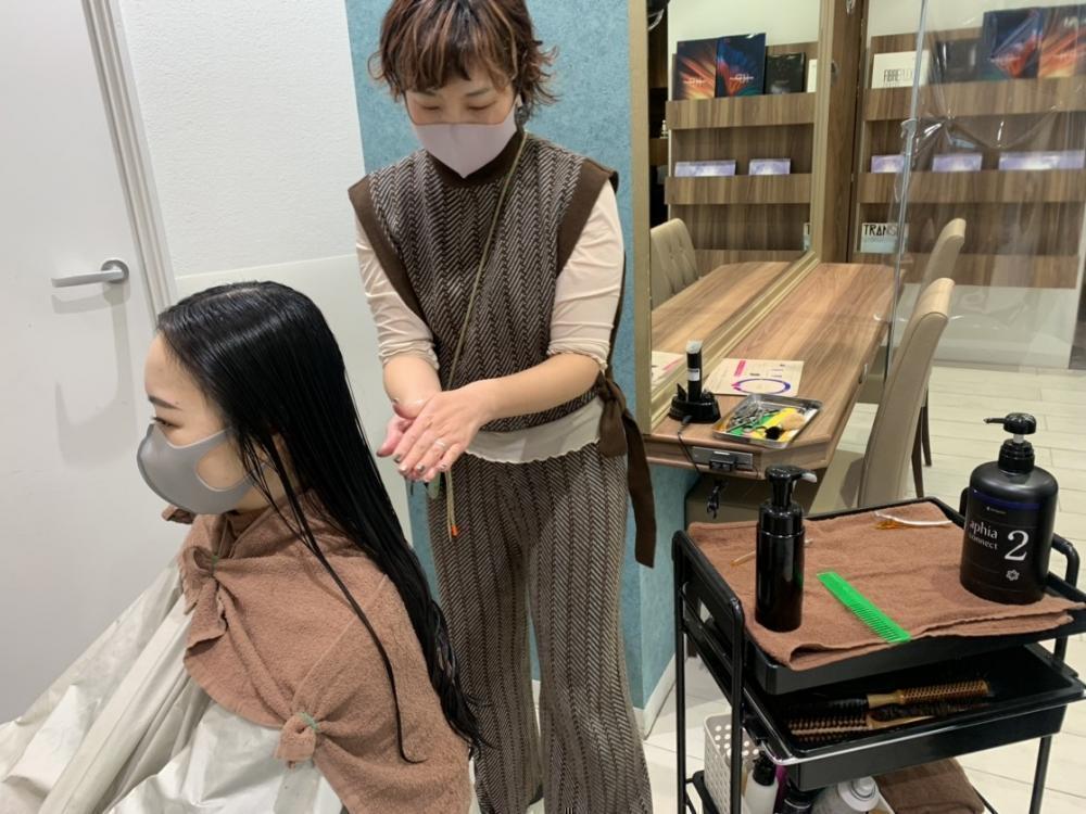 まずはトリートメントを塗っていきます！
