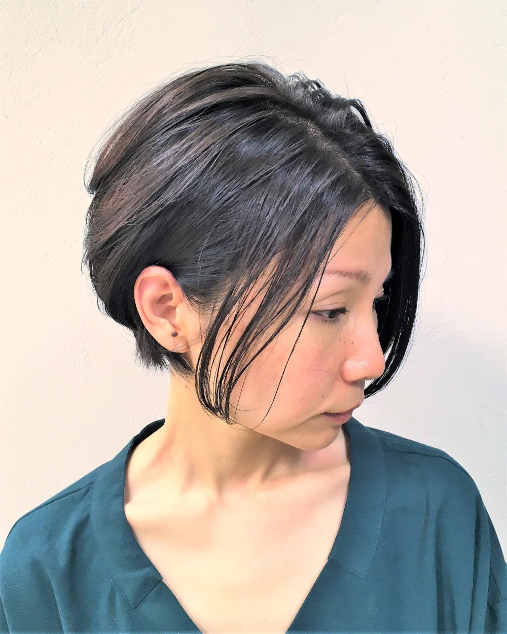 大人の色気漂う、ほつれ前下がりボブ