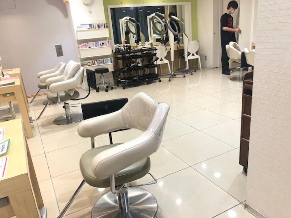 お店の広さを生かして、可能な限りお客様同士の距離を離しての施術