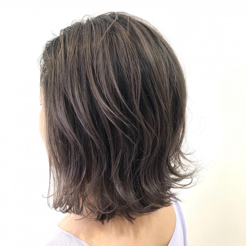 深めのツヤ感グレージュ