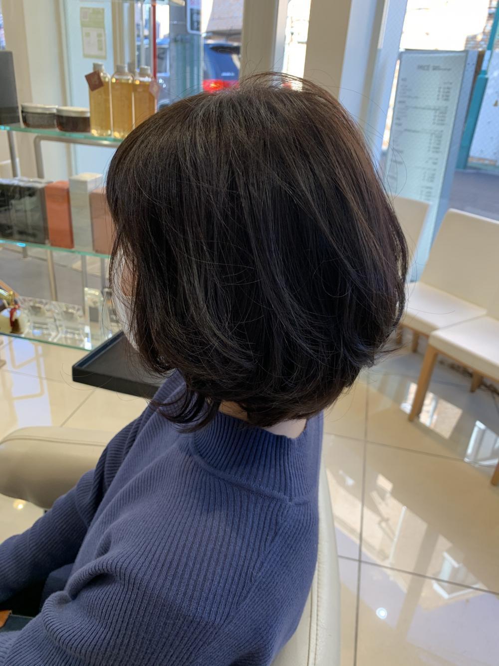 最小限のパーマでトップにボリュームをつくります。