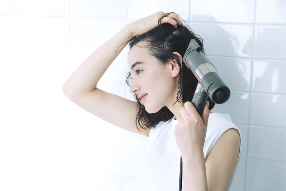 ・髪をいたわる自動風温コントロールで、いつでもサロン帰りの仕上がりに