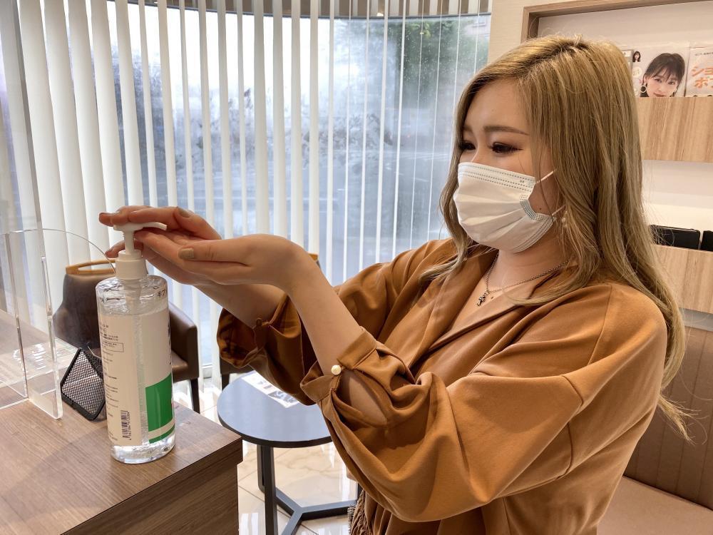 ご来店いただくお客様、出入りするスタッフの手指消毒の徹底