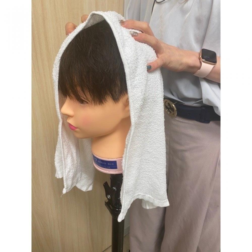【タオルで頭皮や髪についている水分を拭きとる】