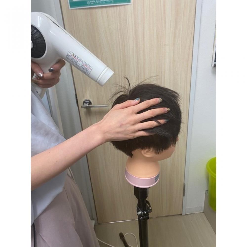 ②根元のくせをまっすぐに！髪を伸ばしながら乾かす