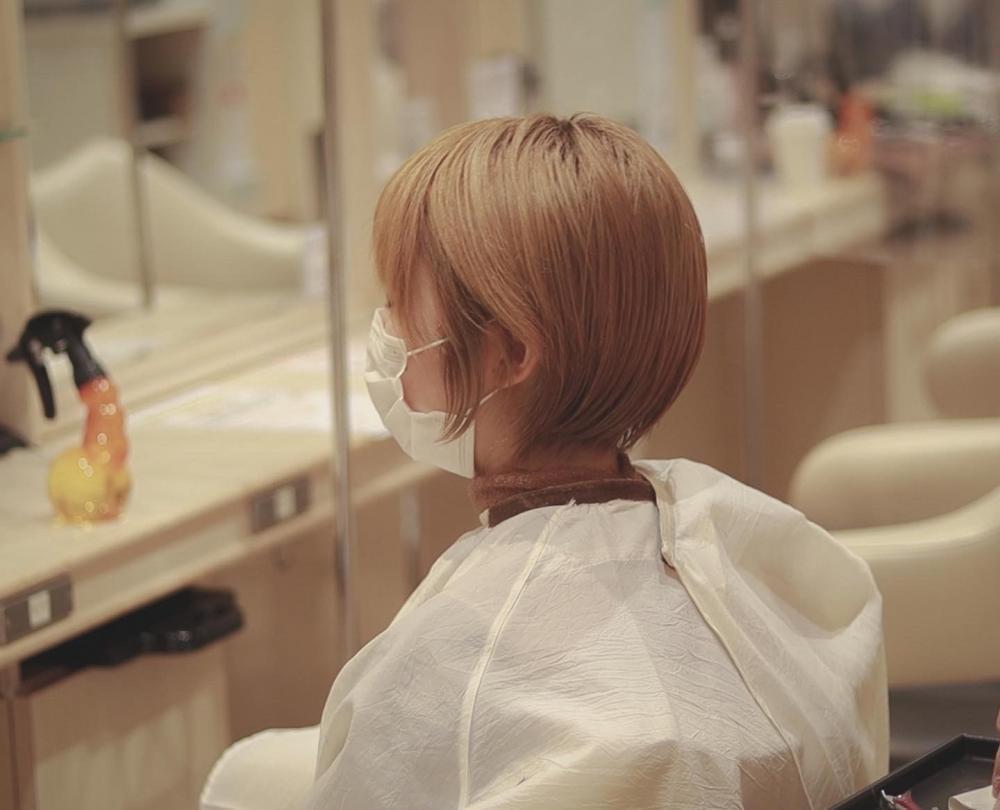 ショートヘアの後ろ