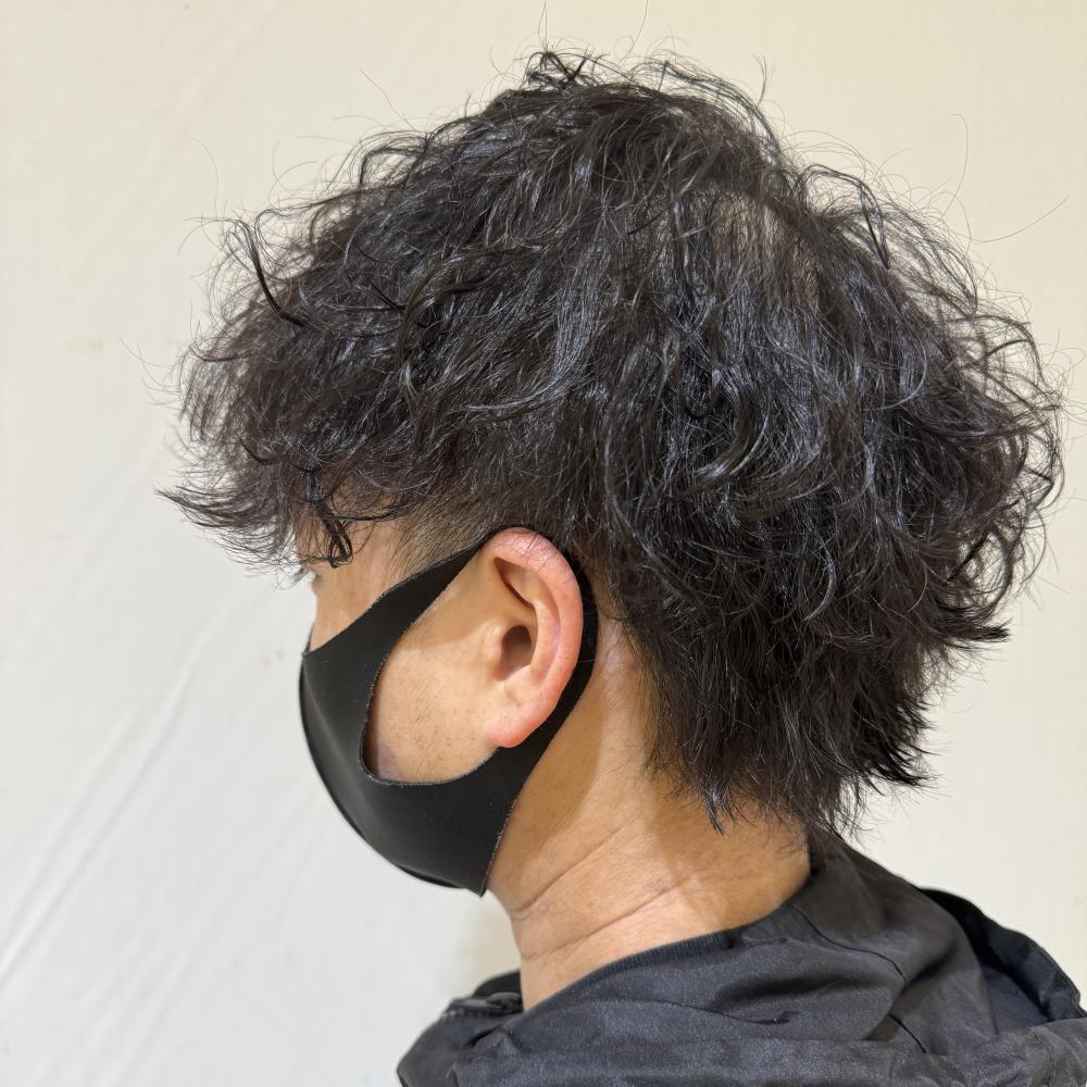 襟足長めの波巻きパーマ