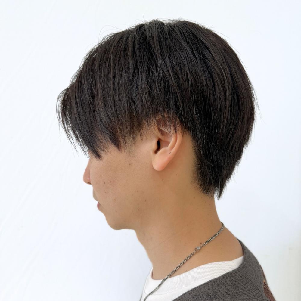耳が少しかかるくらいの前下がりセンターパート