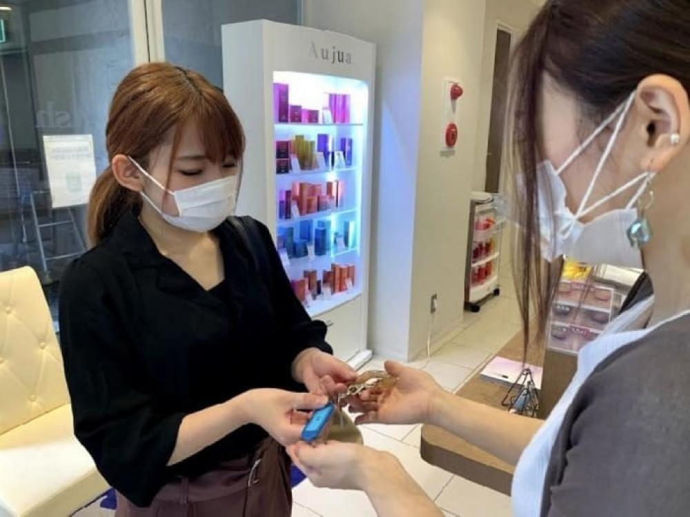 お手荷物を入れて頂くロッカーの鍵は消毒済みの物をお渡しします。