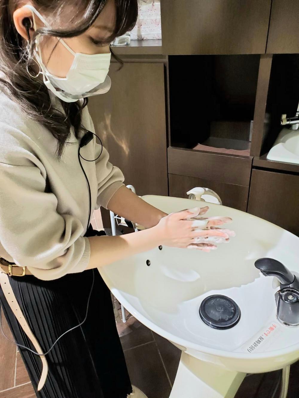 ご来店の際には初めに検温と手指の消毒、もしくは手洗いをしていただきます。