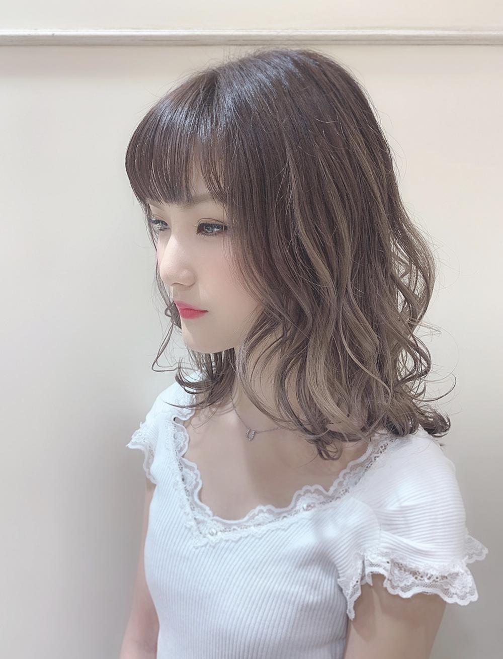 お洒落度UPさせる。ハイライトを入れて今っぽヘアに挑戦！
