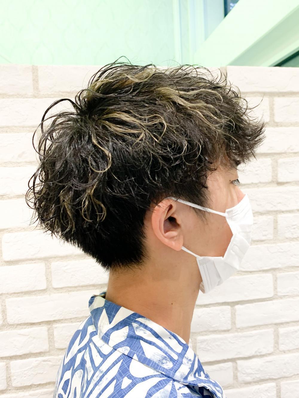 直毛さんでもOK! ツイストストとハイライトで、遊び心満載のパーマスタイル