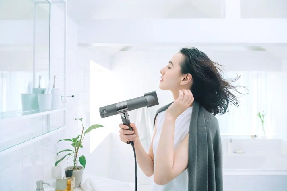 ・軽いからストレスフリー、プロも驚く大風量の速乾コンパクトドライヤー