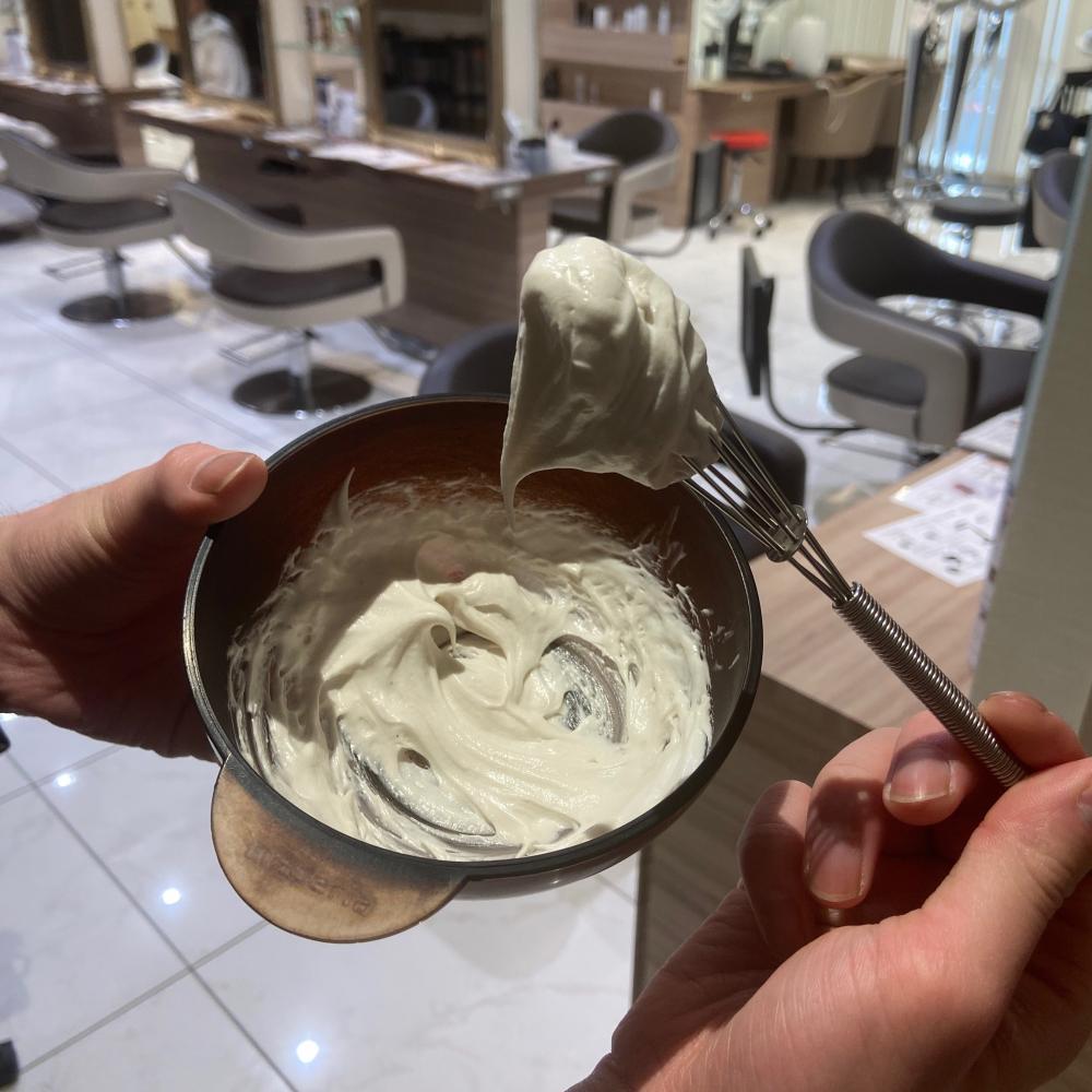 ③混ぜたカラー剤にクリームズクリームを混ぜてみると！