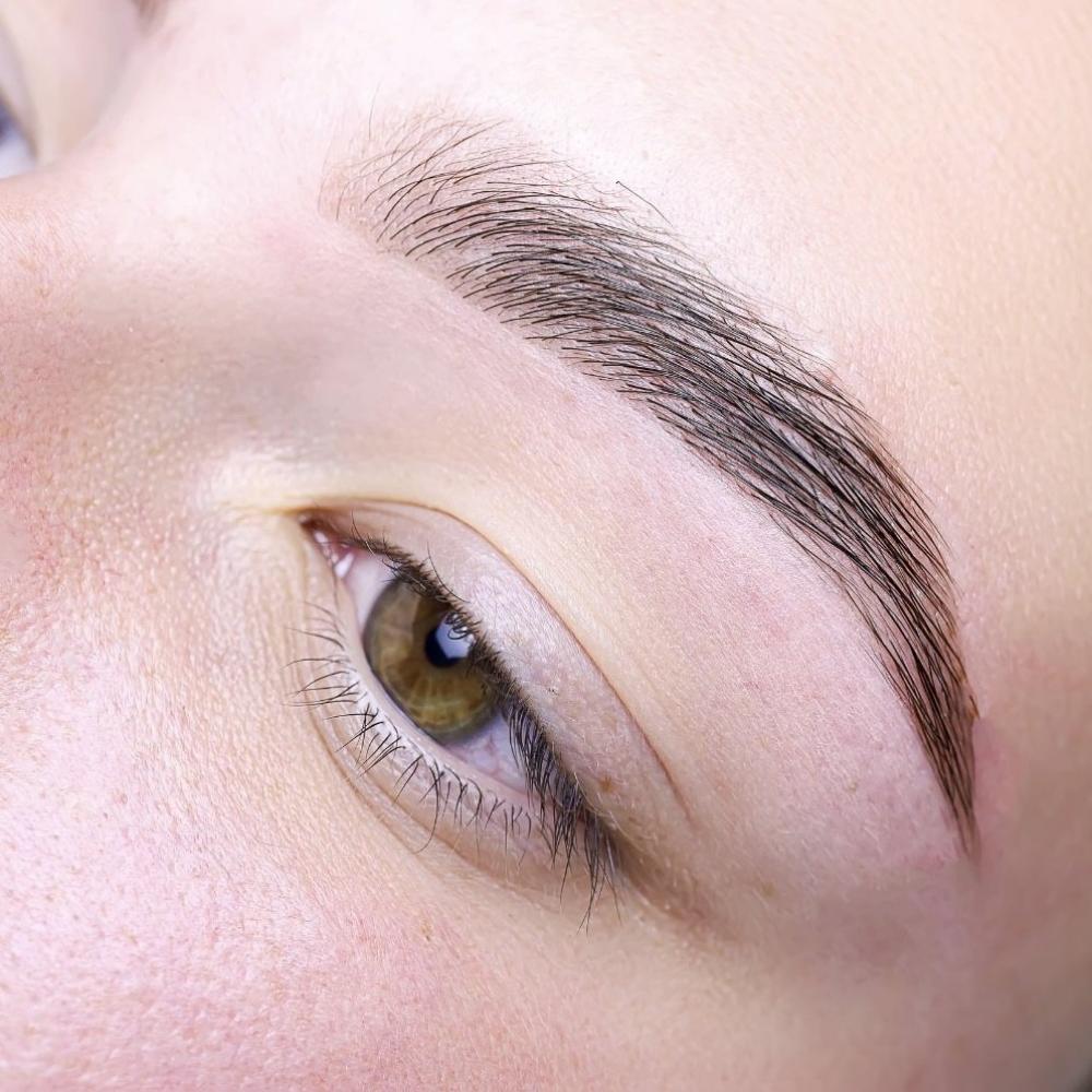 アイブロウワックスの理想的な頻度は？美しい眉をキープするためのポイント