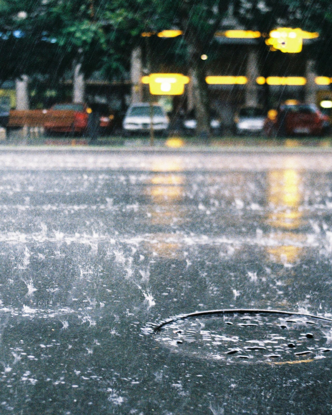《梅雨時期の髪の悩みとは？》