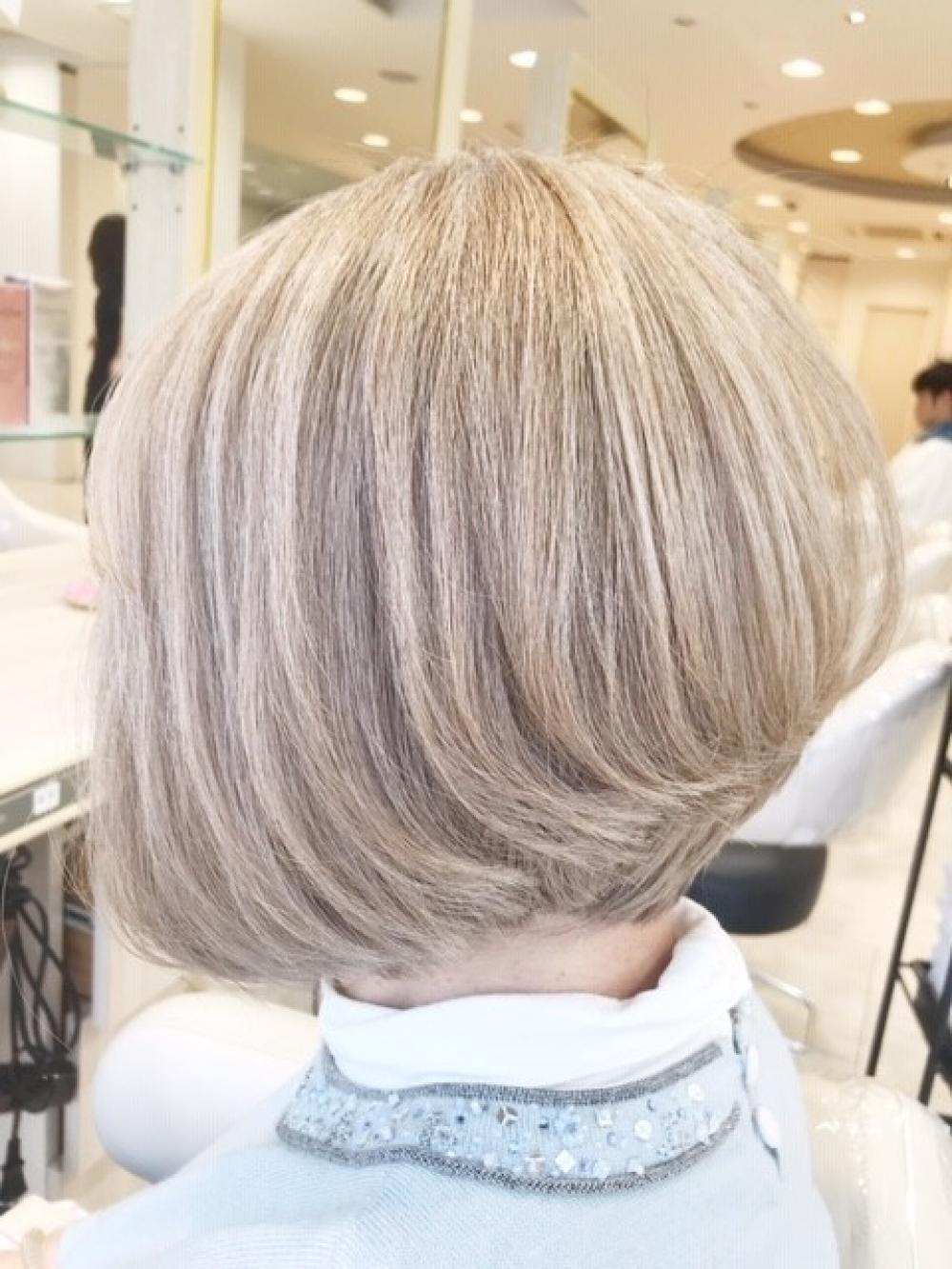 グレイヘアで品のあるボブ