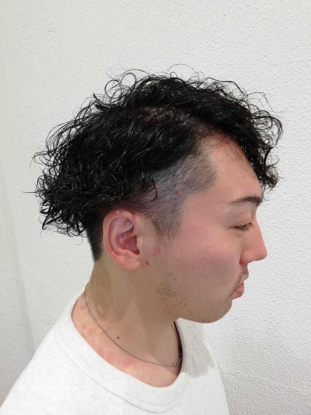 カールを楽しむメンズパーマスタイル