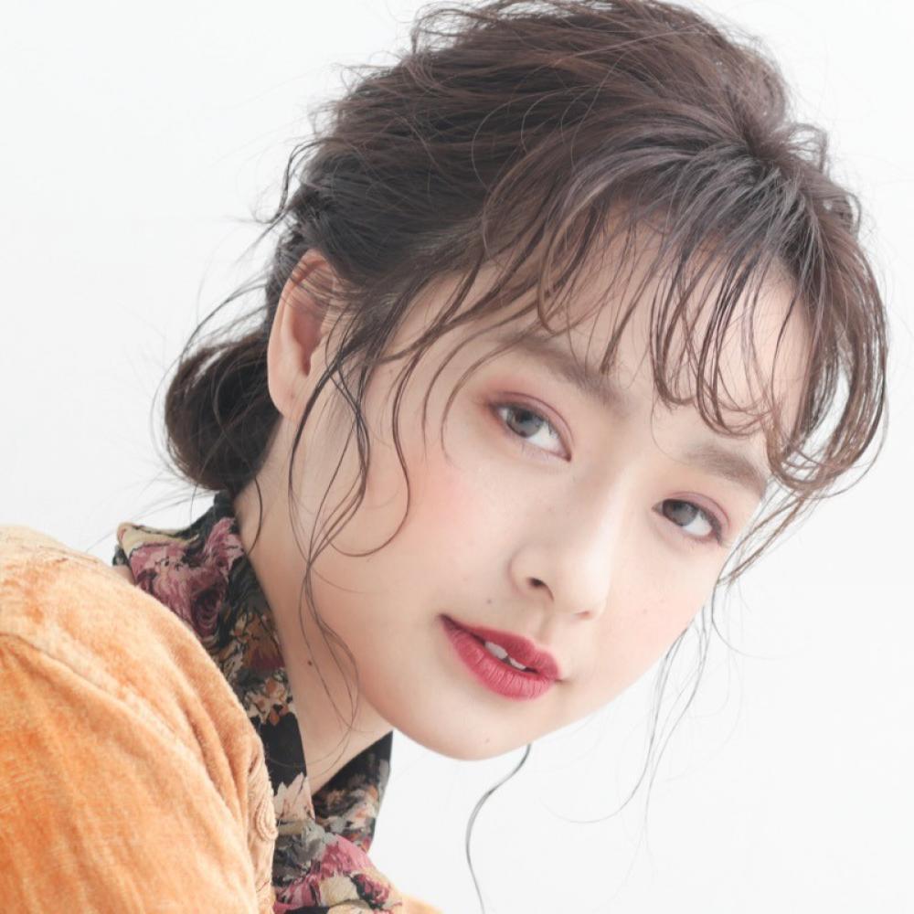 【ミディアムのお団子はルーズに下の位置に】シーンを選ばないミディアムヘアアレンジ!アンニュイな雰囲気が◎