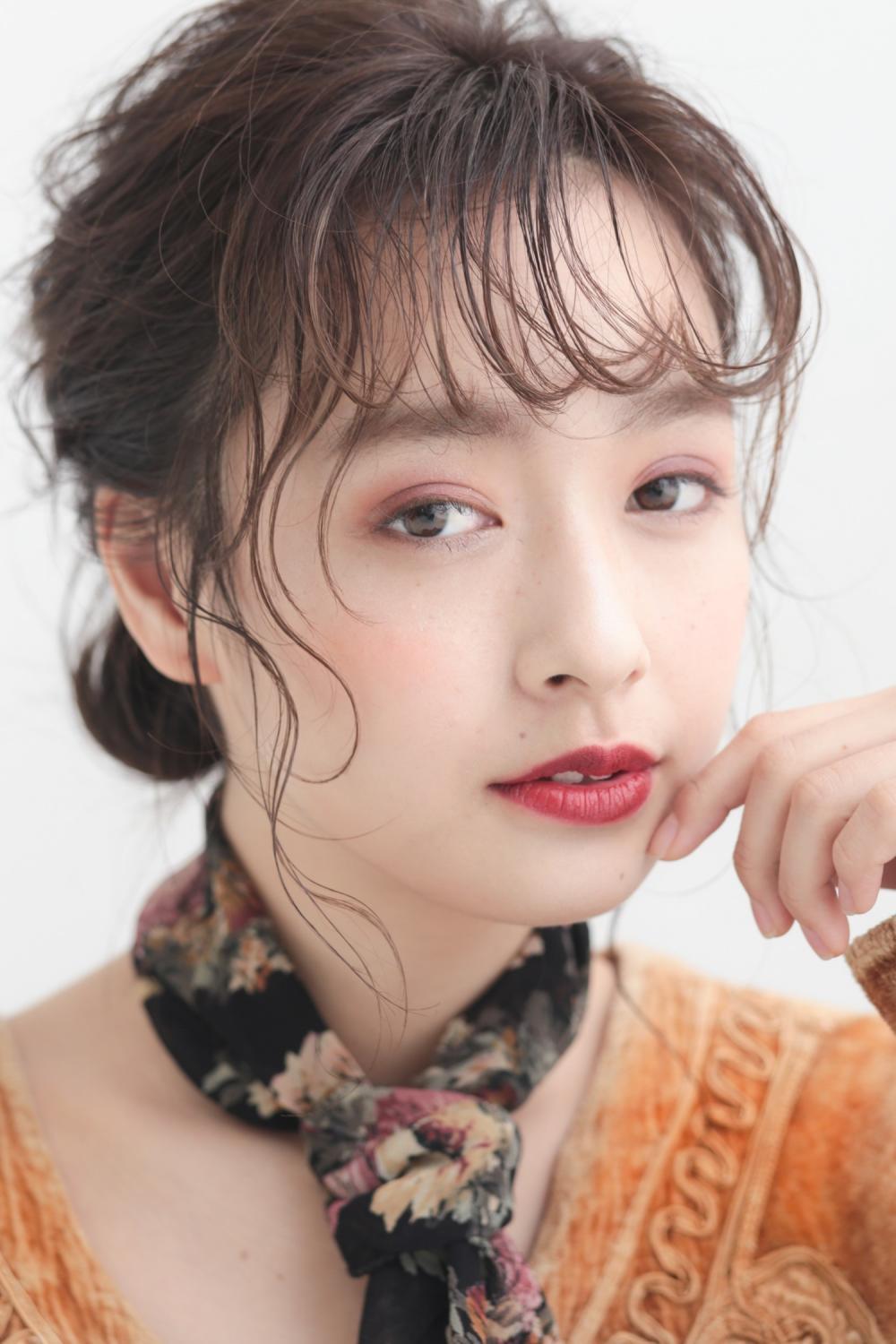 【ミディアムのお団子はルーズに下の位置に】シーンを選ばないミディアムヘアアレンジ!アンニュイな雰囲気が◎｜サブ写真③