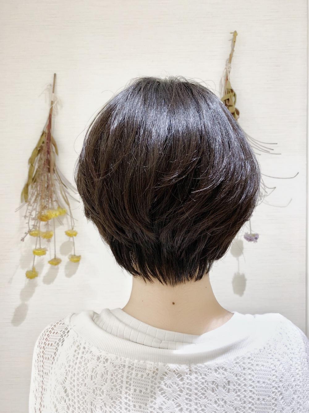 女性らしさを引き立てる大人可愛いショートボブ｜サブ写真②