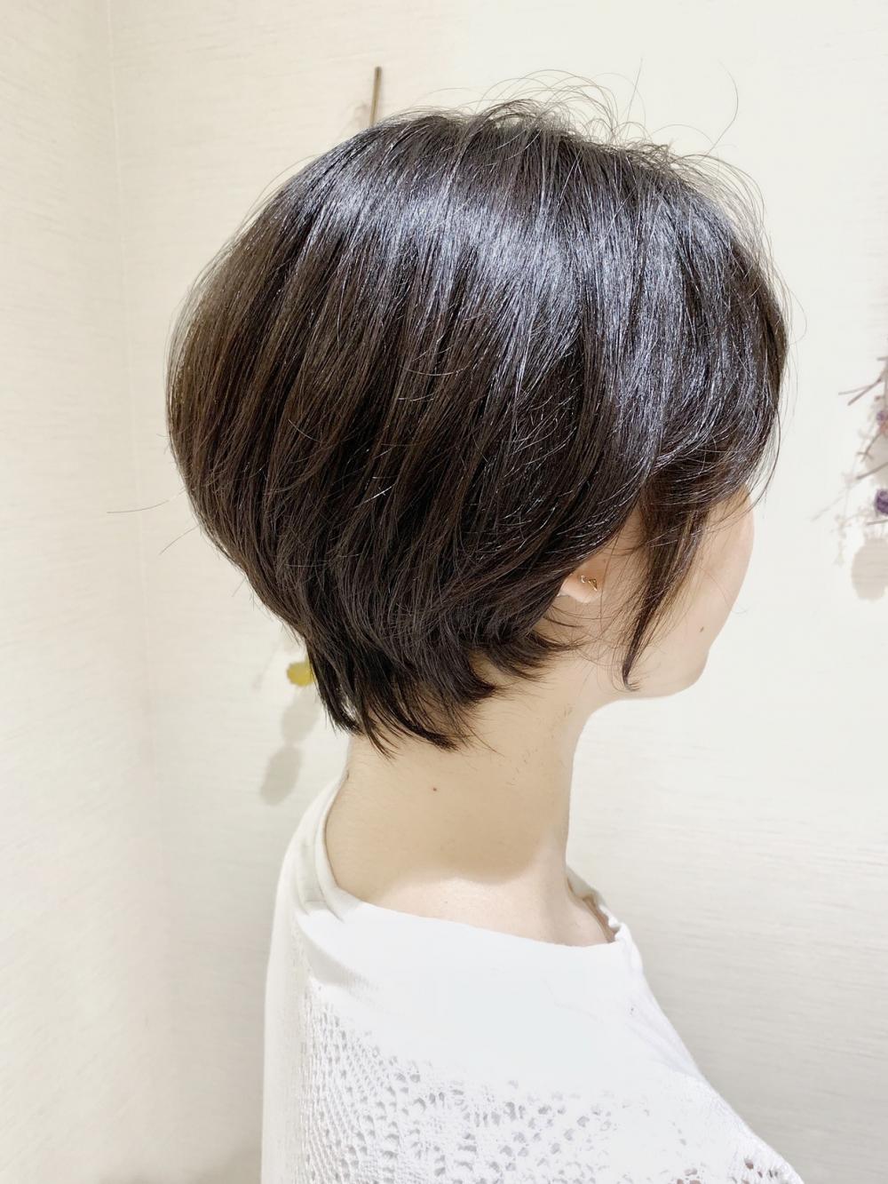 女性らしさを引き立てる大人可愛いショートボブ｜サブ写真③