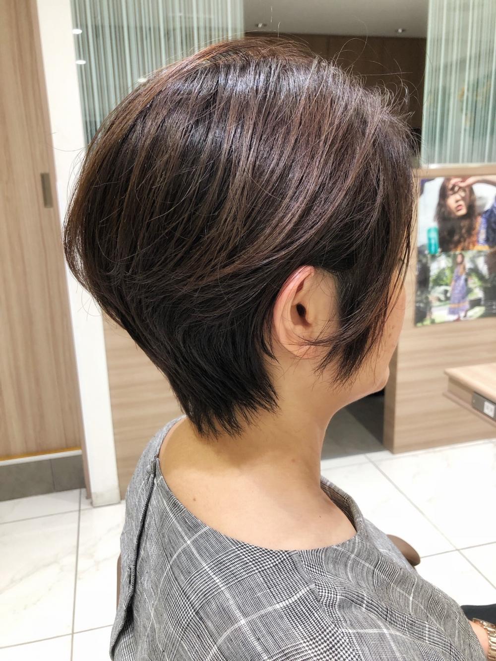 横顔美人耳掛けショート