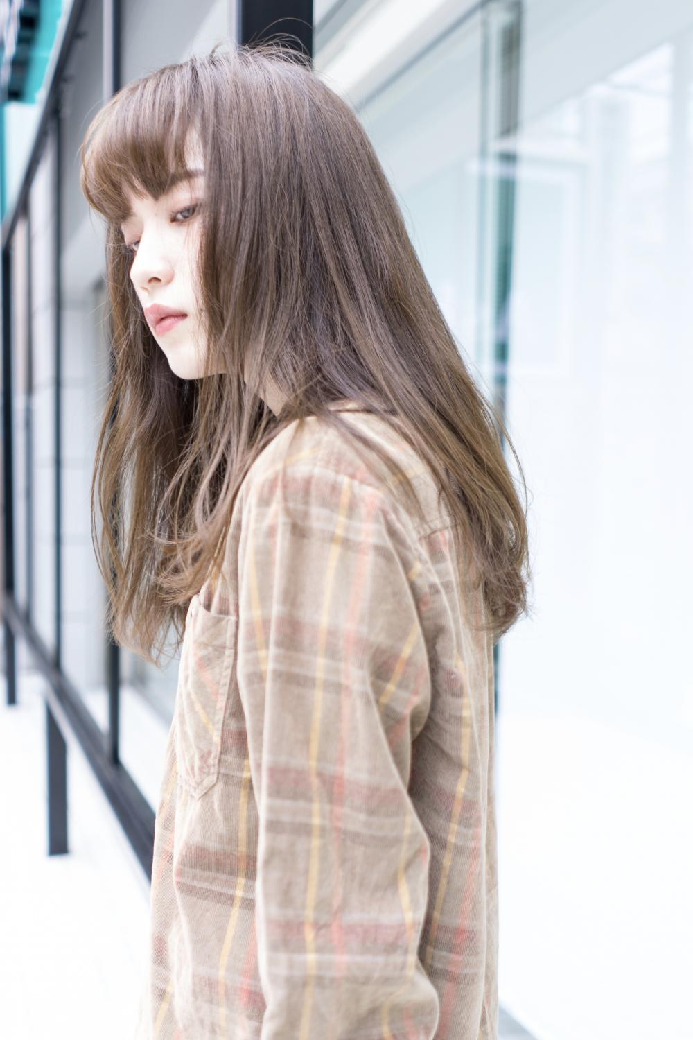 外国人風ベージュのニュアンスストレートスタイル｜サブ写真②